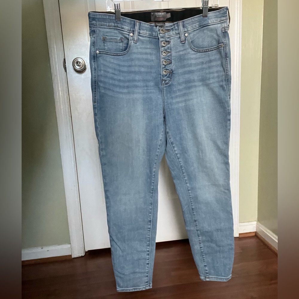 Torrid NWOT Sky High Skinny Jeans. Size 16S Light Wash. - Picture 2 of 6